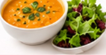 Soupe de lentilles corail au curcuma & salade verte