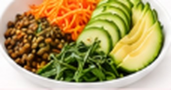 Buddha bowl lentilles vertes, carottes râpées, concombre, avocat & roquette