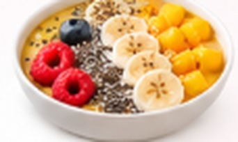 Smoothie bowl mangue, banane, graines de chia & noix de coco râpée