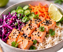 Poké bowl saumon, riz, chou rouge, carotte & concombre