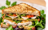 Croque revisité poulet-avocat + salade